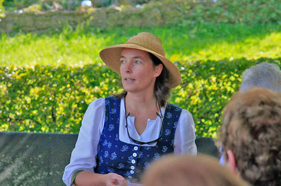 Susanne Pfliegl mit einer Gruppe
