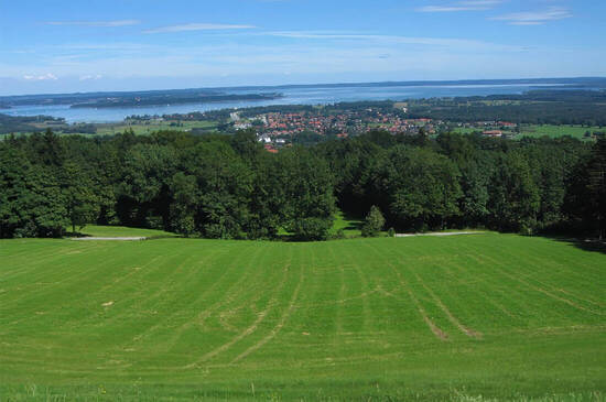 Blick vom Reifenberg auf den Chiemsee  Foto: Peter Kasperczyck